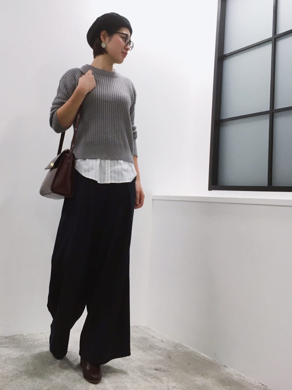 グレー系のニット/セーター、ブルー系のその他パンツ、イエロー系のブーツを着用したレディースの秋コーディネートの1枚目の写真