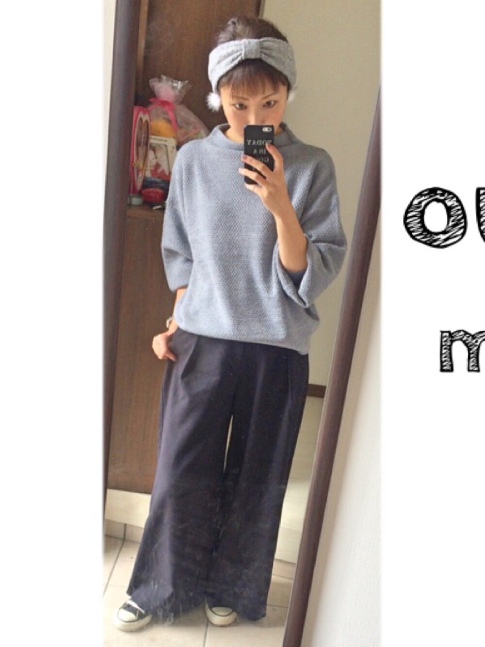 グレー系のニット/セーター、ブラック系のその他パンツ、ブラック系のスニーカーを着用したレディースの秋コーディネートの1枚目の写真