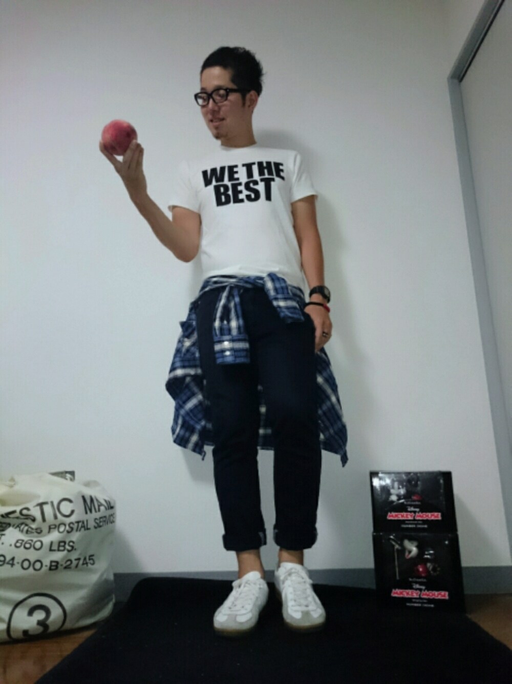 ブルー系のパンツ、ホワイト系のスニーカー、ブルー系のシャツ/ブラウスを着用したメンズの夏コーディネートの1枚目の写真