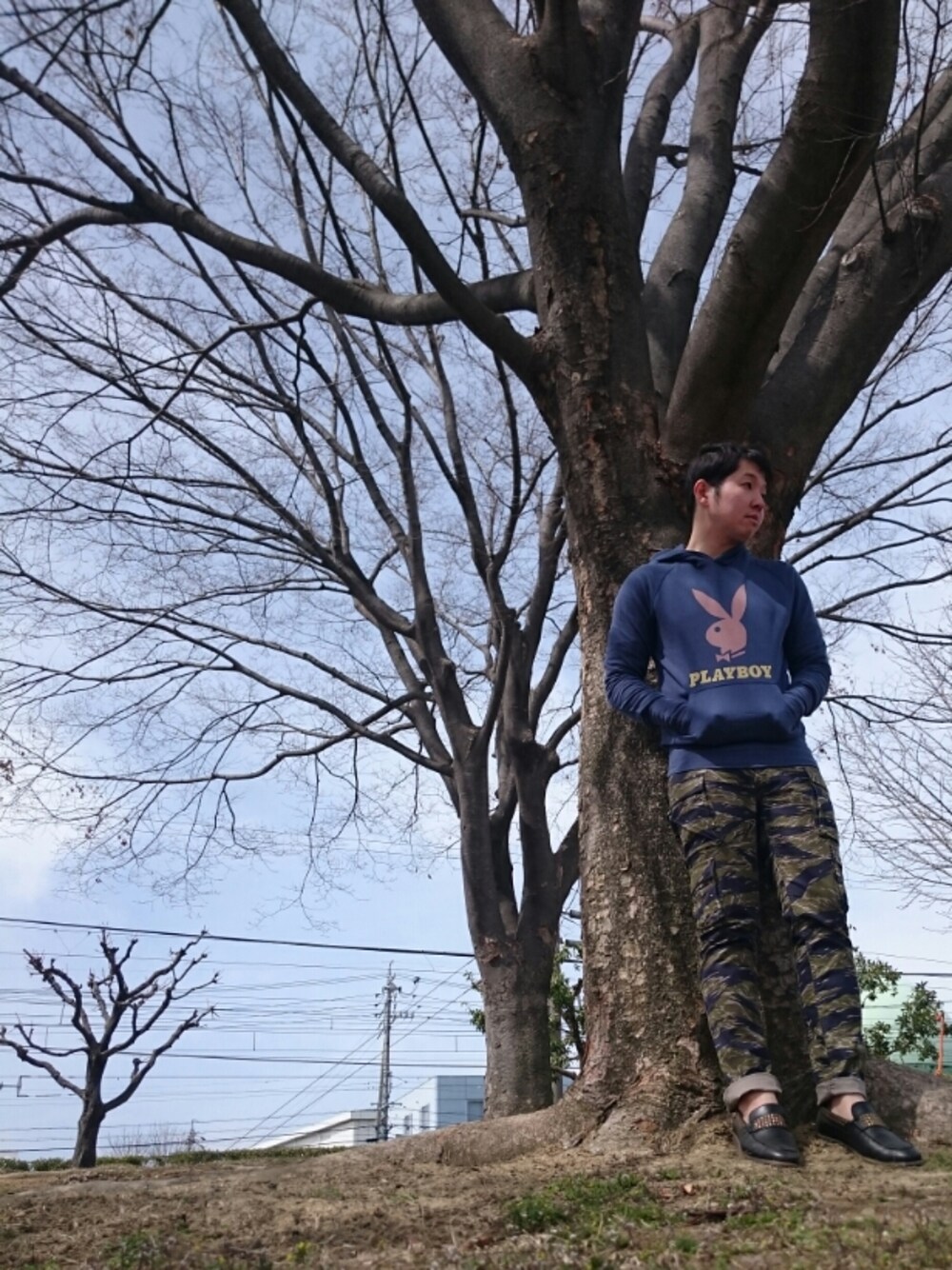 ブラック系のドレスシューズ、ブルー系のパーカー、その他のその他パンツを着用したメンズの春コーディネートの1枚目の写真