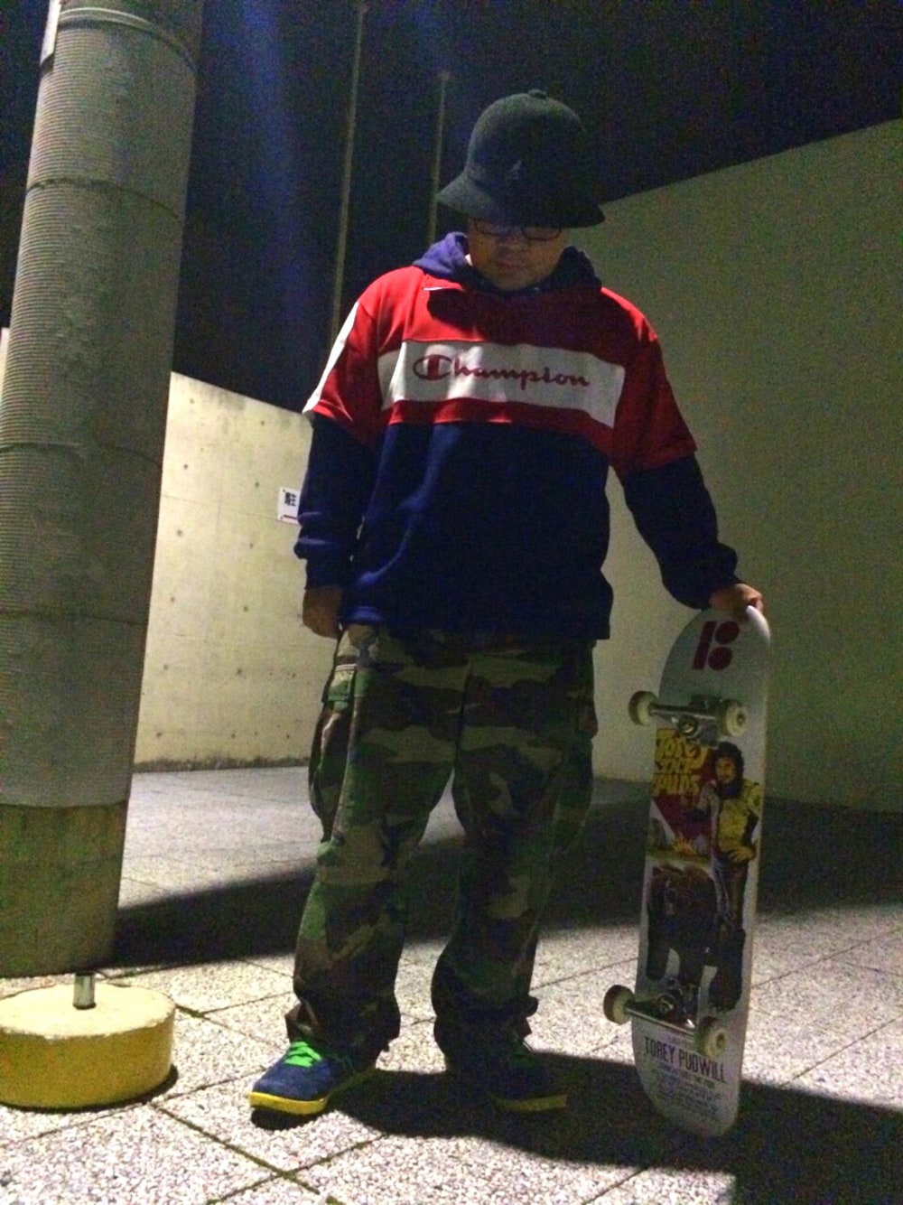 「スケータースタイル、90’s、スケボー、KANGOL、Champion、lakai、バケットハット、パーカー、迷彩」｜「KANGOLのWEGO/KANGOL BERMUDACASUAL（ハット、ブラック系）」を使った、はたぼーさん（メンズ・165cm）の冬コーディネートの1枚目の写真