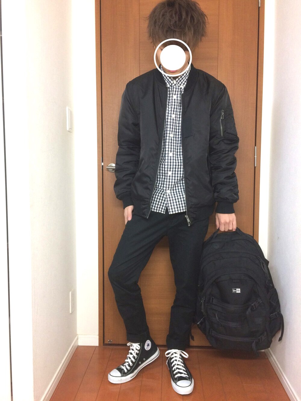 「秋コーデ、モノトーン、黒、スキニー、MA-1、コンバース、ギンガムチェック、リュック、大学生」｜「Right-onのナカワタＭＡ１（ブルゾン、ブラック系）」を使った、yuukiさん（メンズ・173cm）の秋コーディネートの1枚目の写真