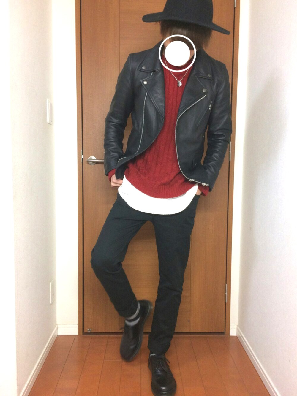 「秋のコーデ、ライダース、ニット、黒スキニー、ハット、RAGEBLUE、Dr.Martens、ロールアップ、レイヤードスタイル」｜「RAGEBLUEの＜ラムレザー使用＞ダブルライダース/721402（ライダースジャケット、ブラック系）」を使った、yuukiさん（メンズ・173cm）の秋コーディネートの1枚目の写真