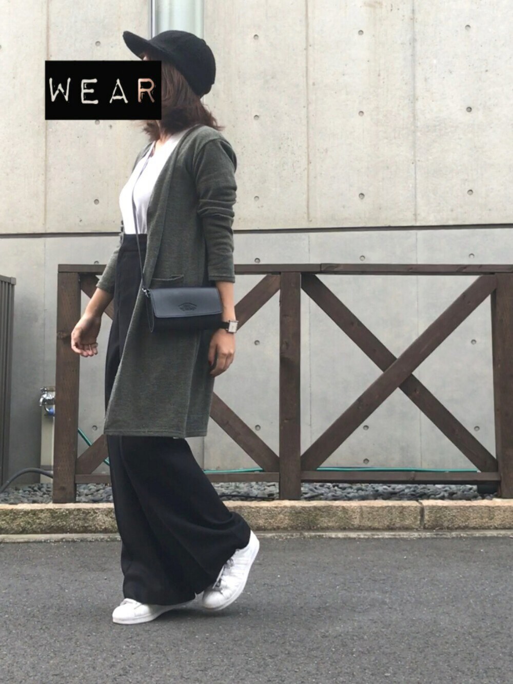 ブラック系のTシャツ/カットソー、グリーン系のカーディガン/ボレロ、ブラック系のその他パンツを着用したレディースの秋コーディネートの1枚目の写真