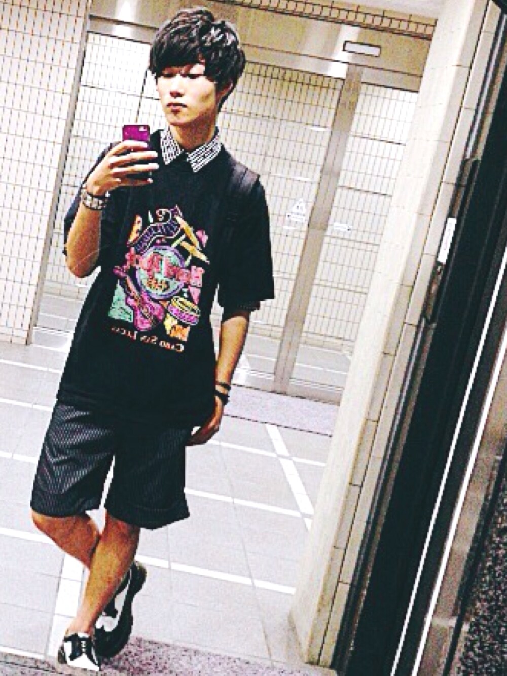 「夏コーデ、黒、シャツ×Tシャツ、hardrockcafe、悪ガキコーデ」｜「Dr. MartensのDr.Martens ウィングチップシューズ（ブーツ、ブラック系）」を使った、いちまつ君さん（メンズ・176cm）の春コーディネートの1枚目の写真