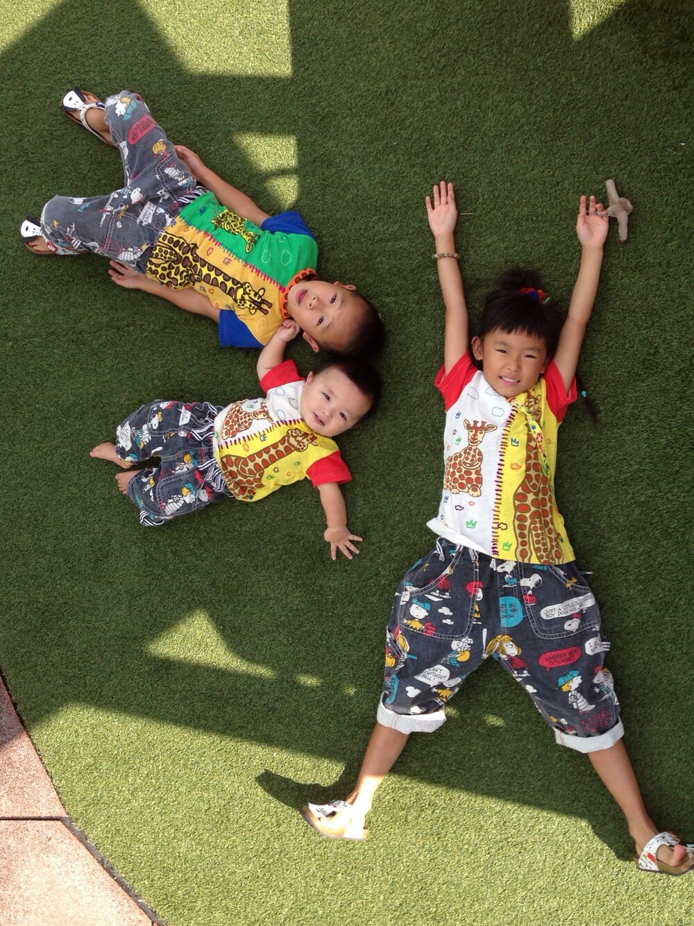 「ブーフーウーWEARコンテスト、BOOFOOWOO、スヌーピー、おそろいコーデ」｜「BOOFOOWOOのS/STEE(KID'S)（Tシャツ/カットソー、ホワイト系）」を使った、ひろさん（キッズ・120cm）の秋コーディネートの1枚目の写真
