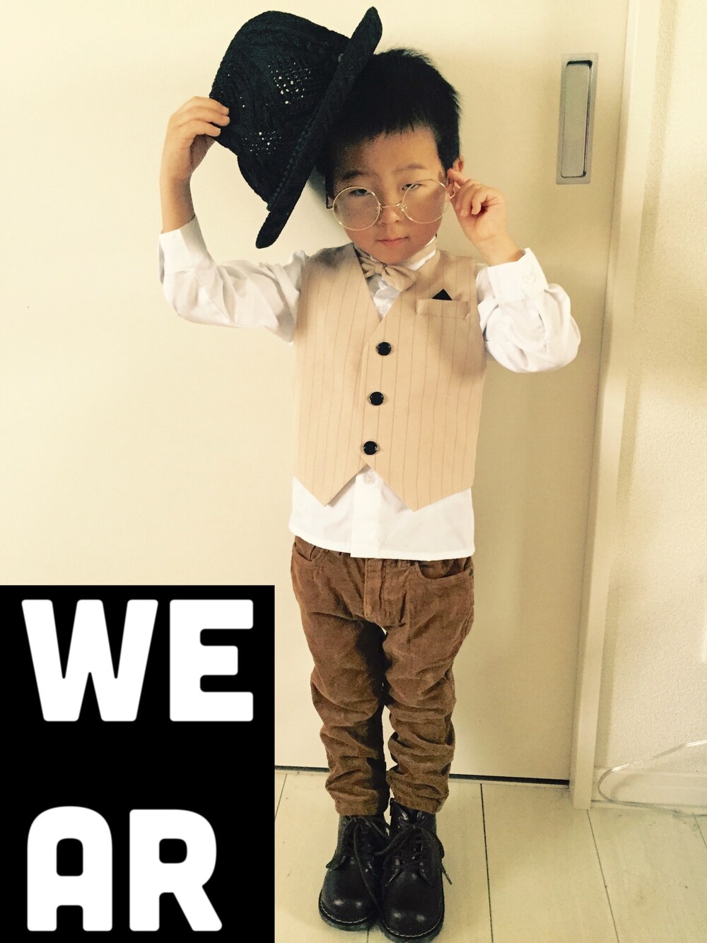 ブラウン系のその他パンツ、シルバー系のサングラスを着用したキッズの秋コーディネートの1枚目の写真