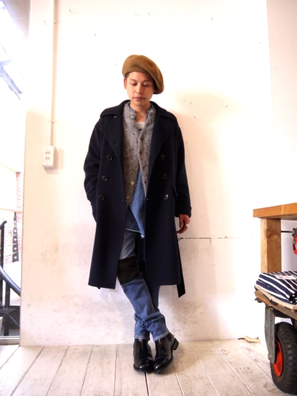 「大人カジュアル、シンプル、レイヤードスタイル、スキニーデニム、モヘアニット、ピーコート、ベレー帽、デニム、冬コーデ、革靴」｜「no brandのWYATT : BIG BERET（ハンチング/ベレー帽、その他）」を使った、BIRTHDAYさん（メンズ・170cm）の冬コーディネートの1枚目の写真