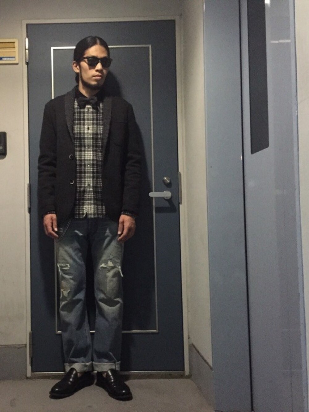 「ショールカラー、BARENA、LEVI'S VINTAGE CLOTHING、COMME des GARCONS HOMME、蝶ネクタイ、ダメージジーンズ、ウールシャツ」｜「BARENAのアイテム（テーラードジャケット、グレー系）」を使った、今からジローさん（メンズ・180cm）の秋コーディネートの1枚目の写真