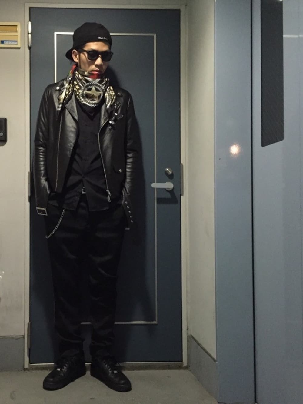 「ダブルライダース、GIVENCHY、JILSANDER、大判スカーフ、オールブラック」｜「Fastcolorのラムレザーダブルライダースジャケット（ライダースジャケット、ブラック系）」を使った、今からジローさん（メンズ・180cm）の秋コーディネートの1枚目の写真