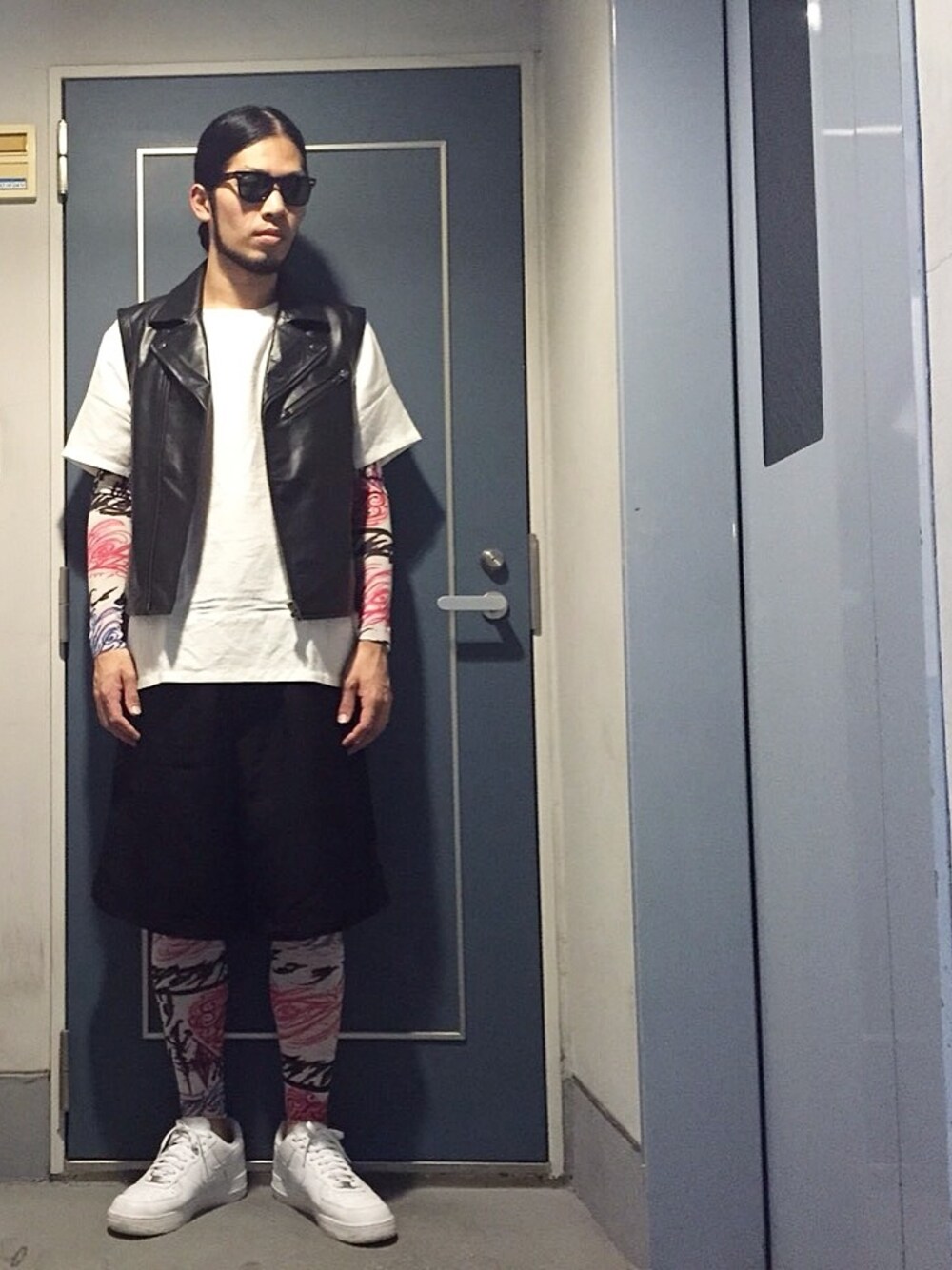 「g.v.g.v.、OPENING CEREMONY、PRADA、THEE、タトゥー、ライダースベスト、1人清晴祭、AIR FORCE 1」｜「THEEのアイテム（Tシャツ/カットソー、ホワイト系）」を使った、今からジローさん（メンズ・180cm）の秋コーディネートの1枚目の写真