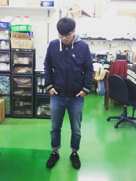 「A&F（エーアンドエフ）のアイテム（ジャケット/アウター）」を使った、洪宇丞さん（メンズ・176cm）の秋コーディネート