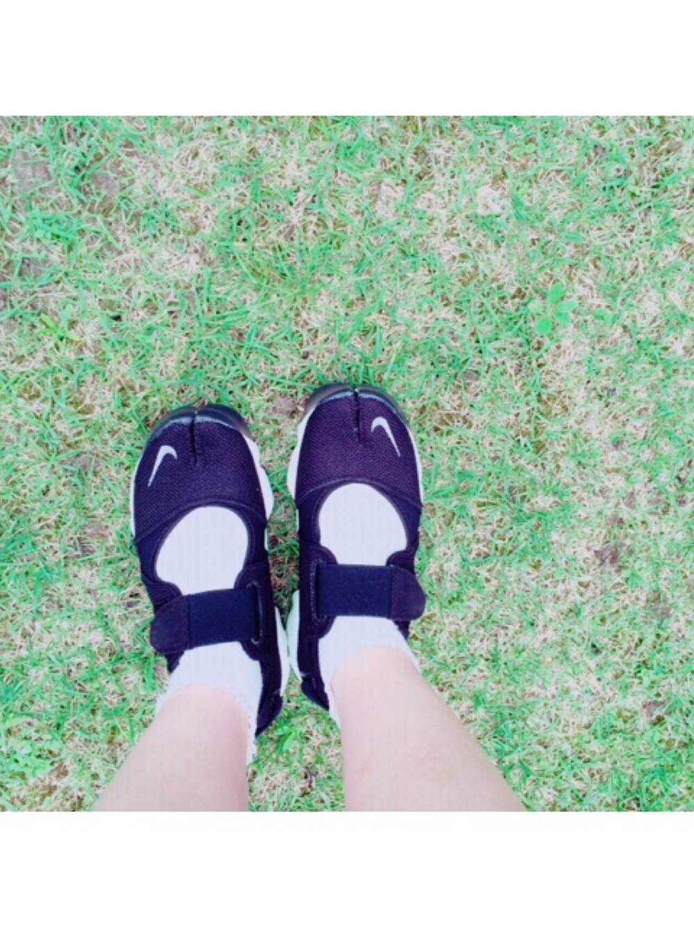 「NIKE、エアリフト、AIR RIFT、芝生」｜「NIKEの【エアリフト】NIKE WMNS AIR RIFT（スニーカー、ブラック系）」を使った、ｐ◦さん（レディース・156cm）の夏コーディネートの1枚目の写真