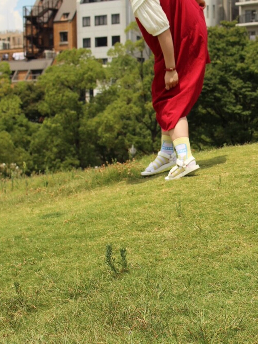 「大阪、日帰り旅行、扇町公園、芝生、TT展、トマト🍅、チェキ、リネンワンピース、ゆるコーデ、牛乳こぼし部」｜「niko and...の《ヒルナンデス紹介》タック袖パフクルーTシャツ【niko and...】（Tシャツ/カットソー、ホワイト系）」を使った、ｐ◦さん（レディース・156cm）の夏コーディネートの1枚目の写真