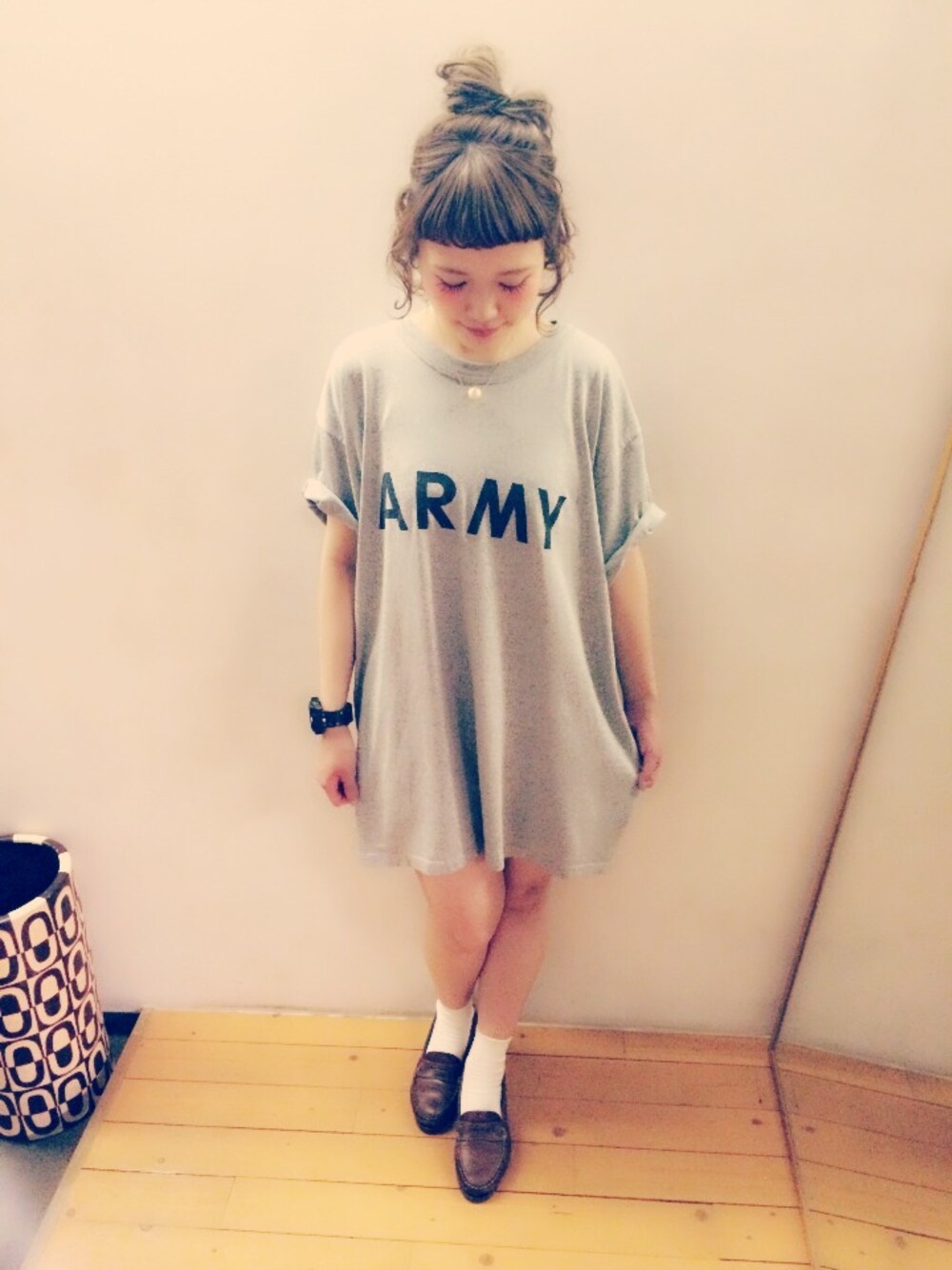 「ローファー、靴下屋、靴下、army、Tシャツワンピ」｜「ARMY ARMYのTシャツワンピ。

キャラじゃないけど
ARMY。


古着屋さんでゲットン♪


彼氏にTシャツ借りました風になるらしい(笑)（ワンピース、グレー系）」を使った、iwasaki-yuukiさん（レディース・153cm）の夏コーディネートの1枚目の写真
