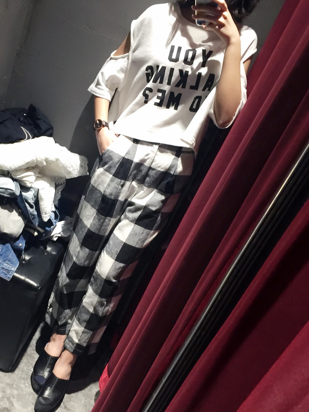 「moussy、spring、black and white、plaid」｜「MOUSSYのアイテム（Tシャツ/カットソー、ホワイト系）」を使った、ttさん（レディース・163cm）の春コーディネートの1枚目の写真