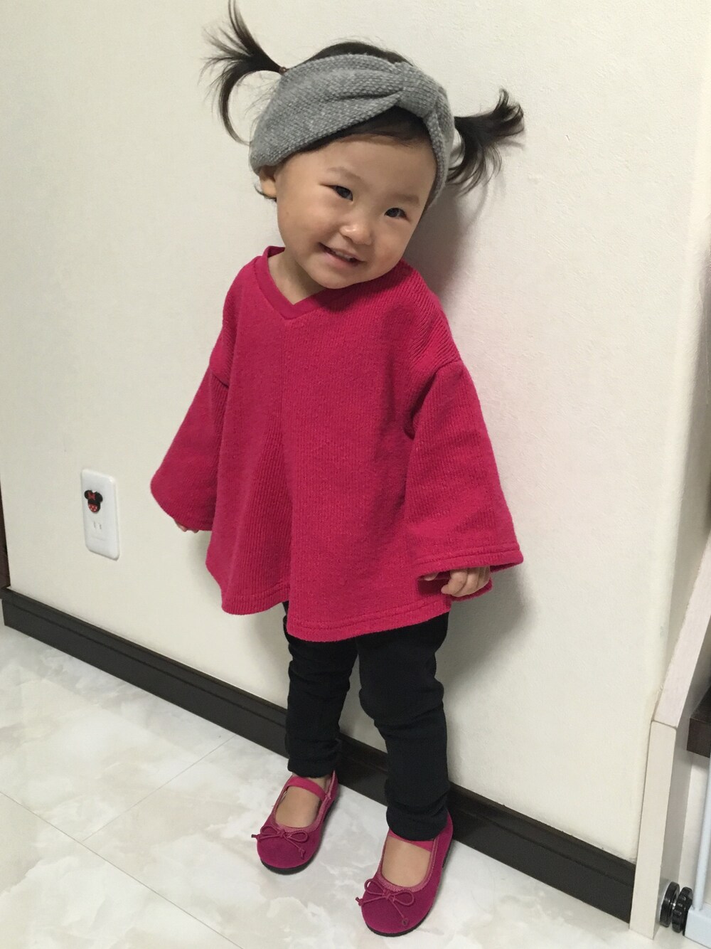 「petit main、プティマイン、ポンチョ風、フリルパンツ、ヘアハンド、ビビットカラー、ビビットピンク、ヘアバンド」｜「petit mainのポンチョ風シルエットTシャツ（スウェット、ピンク系）」を使った、sariiさん（レディース・80cm）の秋コーディネートの1枚目の写真