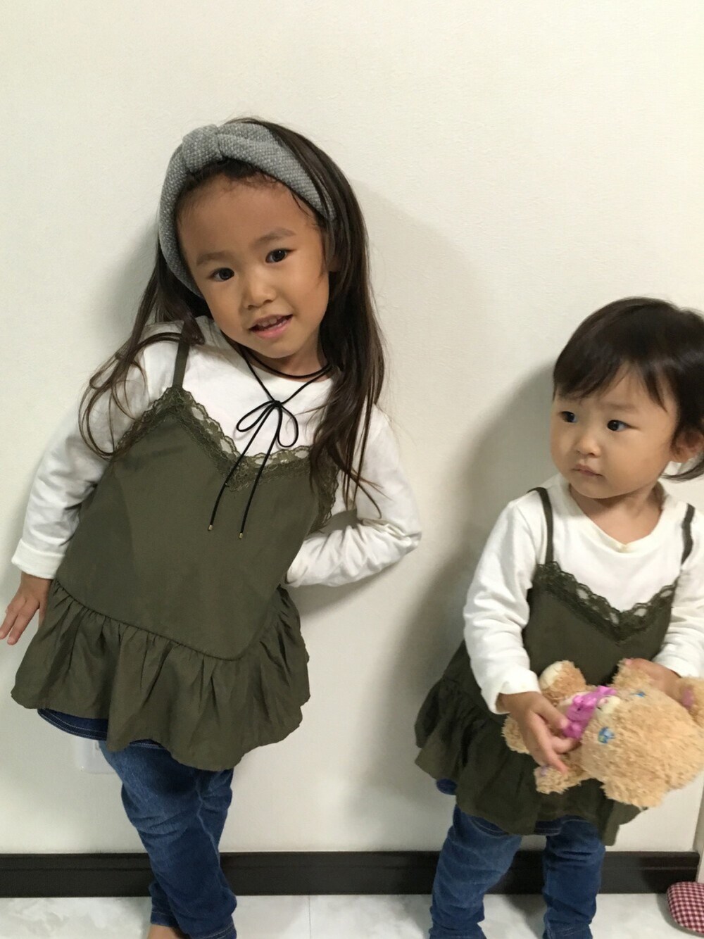「petit main、プティマイン、ビスチェ×デニム、秋のコーデ、女の子、キッズコーデ」｜「petit mainのキャミソール重ね着風長袖Ｔシャツ（Tシャツ/カットソー、グリーン系）」を使った、sariiさん（キッズ・100cm）の秋コーディネートの1枚目の写真