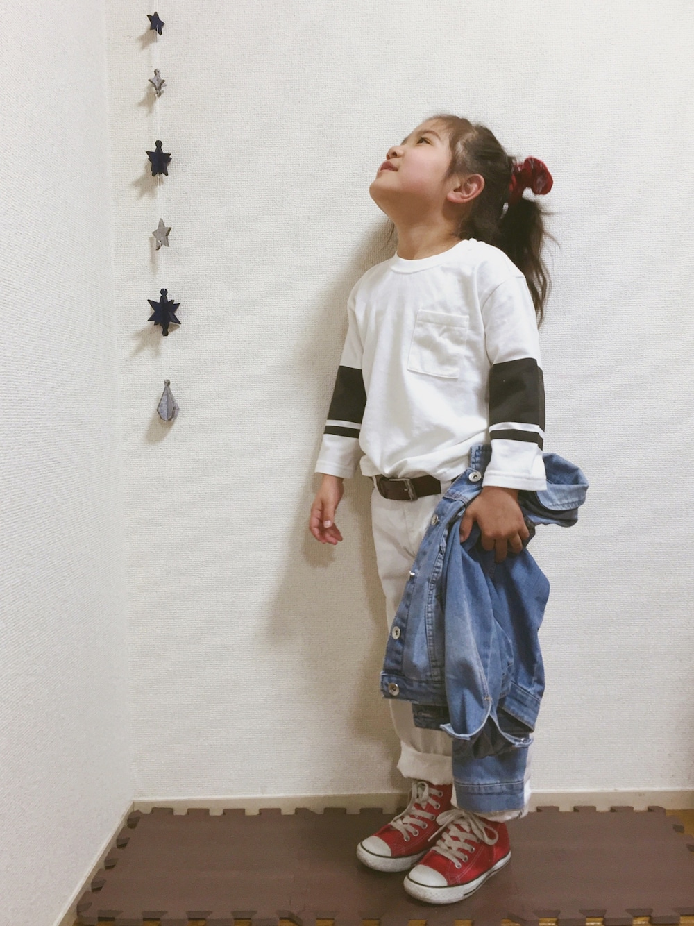 ホワイト系のTシャツ/カットソー、レッド系のスニーカー、ホワイト系のその他パンツを着用したキッズの春コーディネートの1枚目の写真