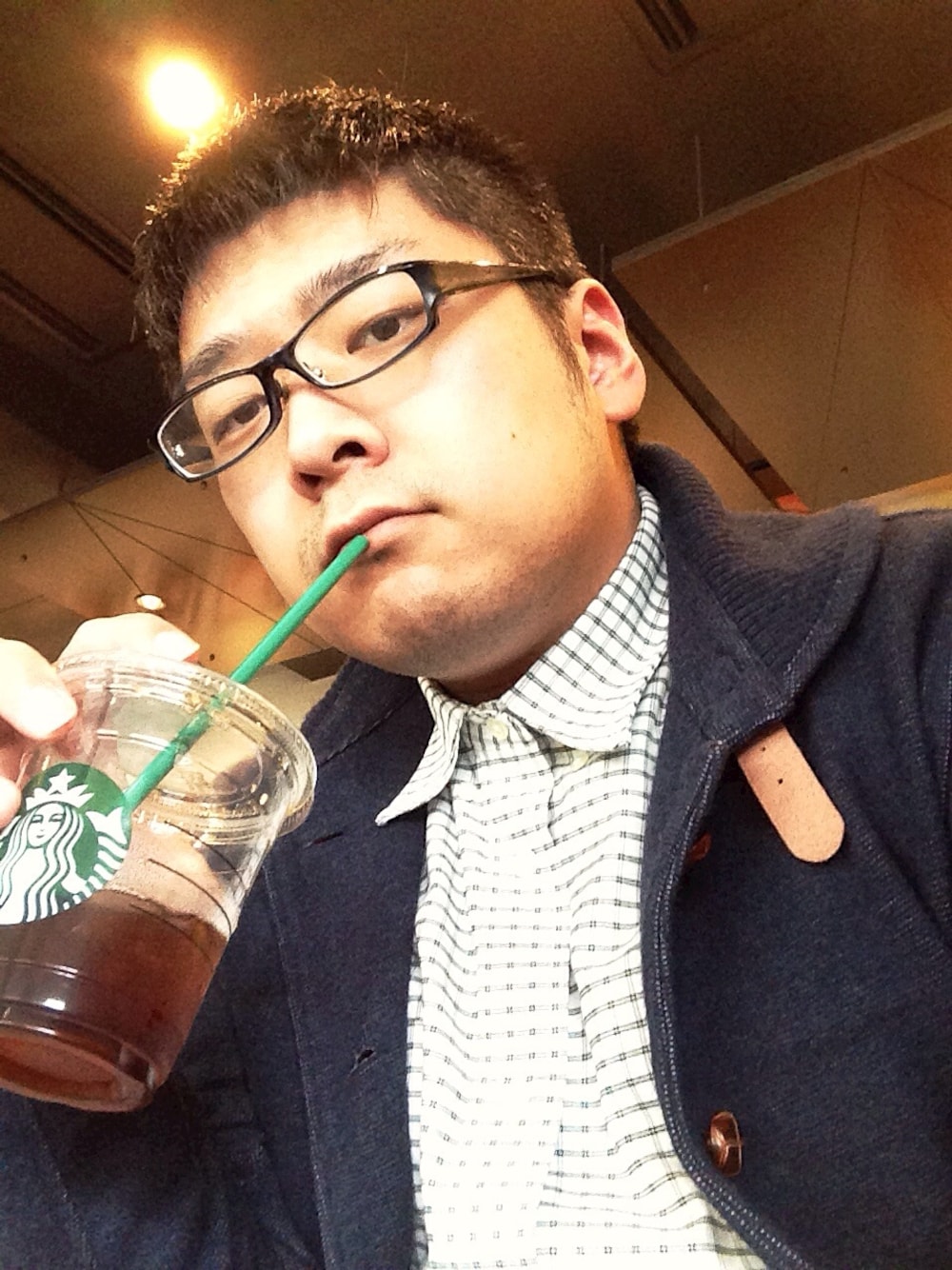 ブルー系のその他アウター、グリーン系のシャツ/ブラウス、ブルー系のメガネを着用したメンズの春コーディネートの1枚目の写真