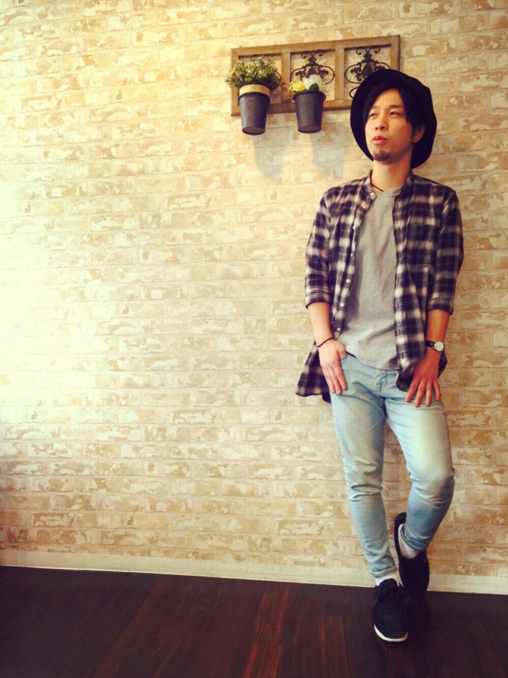 ブルー系のデニムパンツ、ブラック系のシャツ/ブラウス、ブラック系のスニーカーを着用したメンズの冬コーディネートの1枚目の写真