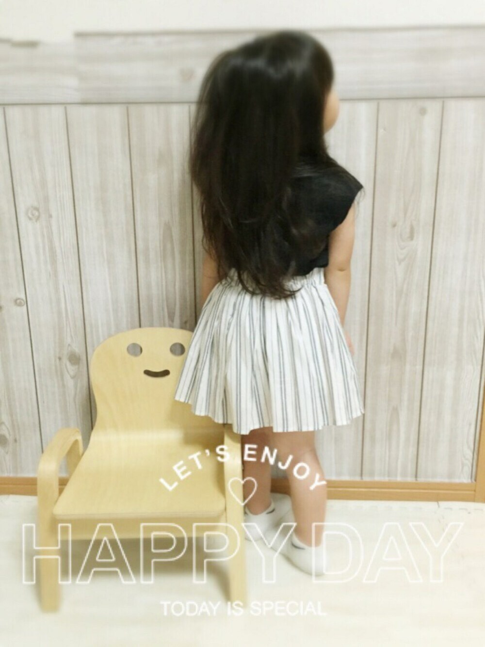 ブルー系のTシャツ/カットソー、ホワイト系のスカート、その他のその他を着用したキッズの夏コーディネートの1枚目の写真