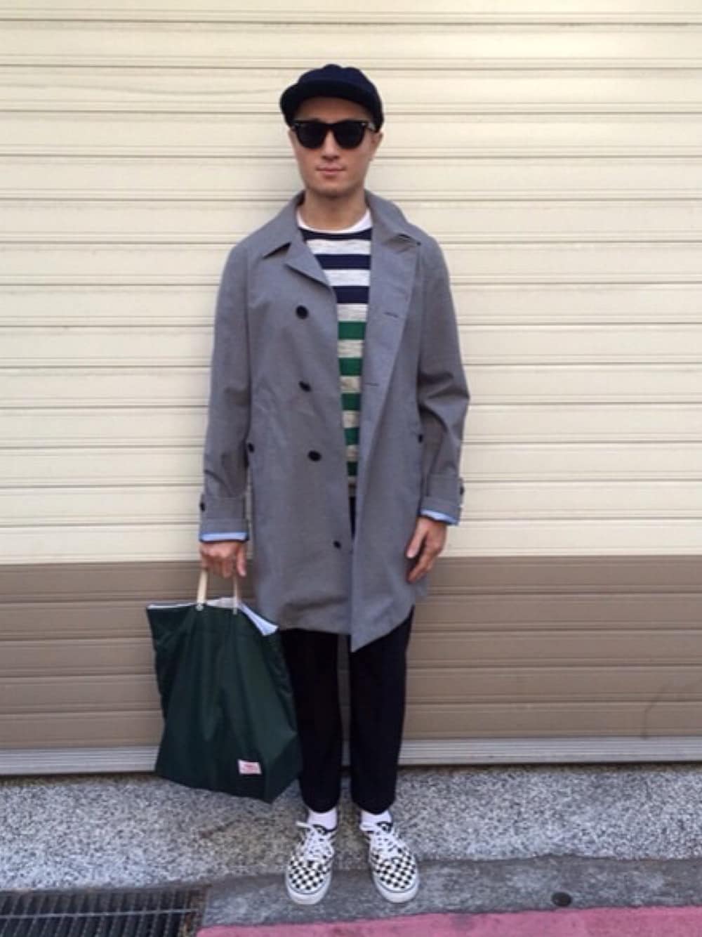 「ray ban、nanamica、Paul Smith、VANS」｜「nanamicaのアイテム（トレンチコート、グレー系）」を使った、ALさん（メンズ・174cm）の冬コーディネートの1枚目の写真