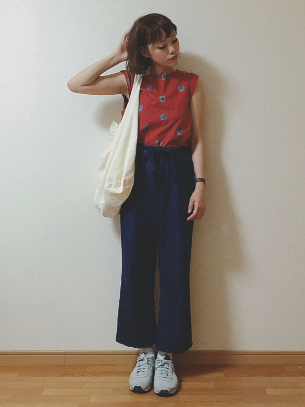「大人カジュアル、chambre de charme、デニム、amelier MAJESTIC LEGON、one after another NICE CLAUP、ノースリーブ、ナイキ、スニーカー、ドラフトONE」｜「chambre de charmeの●cdc ふいたけむりドット　ブラウス●（シャツ/ブラウス、レッド系）」を使った、まつばら さきさん（レディース・161cm）の夏コーディネートの1枚目の写真
