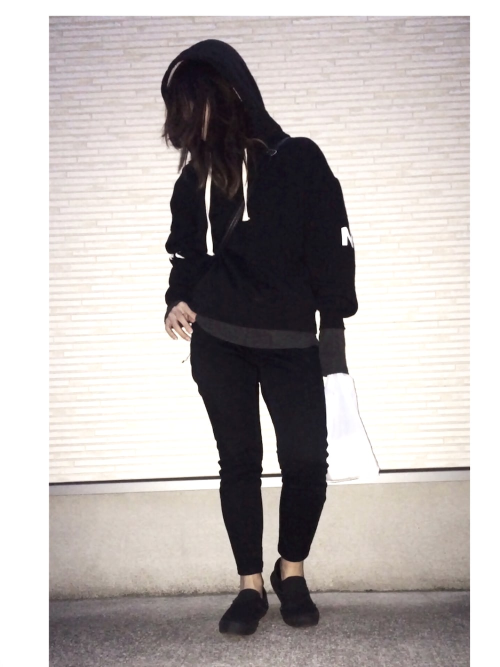 「カジュアルコーデ、GU、H&M、パーカー、黒、VANS、FOREVER 21、スリッポン、プチプラ、シンプル」｜「VANSのアイテム（スニーカー、ブラック系）」を使った、JUNkoさん（レディース・160cm）の春コーディネートの1枚目の写真