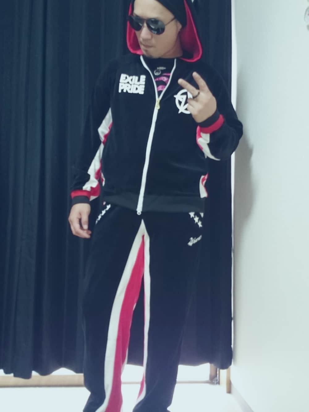 ブラック系のパーカー、ブラック系のその他パンツを着用したメンズの秋コーディネートの1枚目の写真