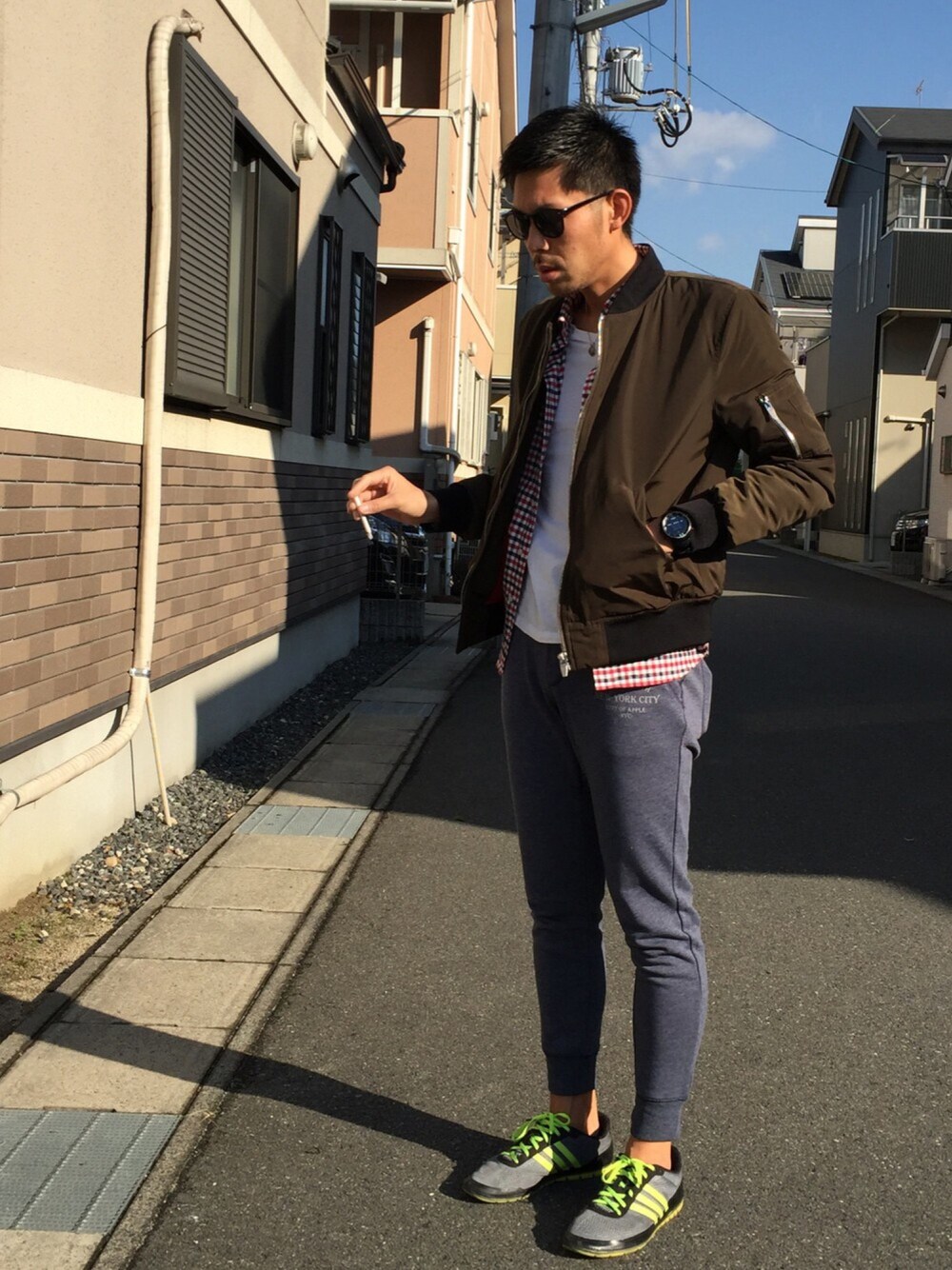 「チームMA-1、スウェパンワゴンセール、掘り出し物ゲッツ、ランニングシューズ、ランニングした事ない（笑）、ケータイしゅーり」｜「adidasのアイテム（スニーカー、グリーン系）」を使った、i-am-ryoさん（メンズ・182cm）の冬コーディネートの1枚目の写真
