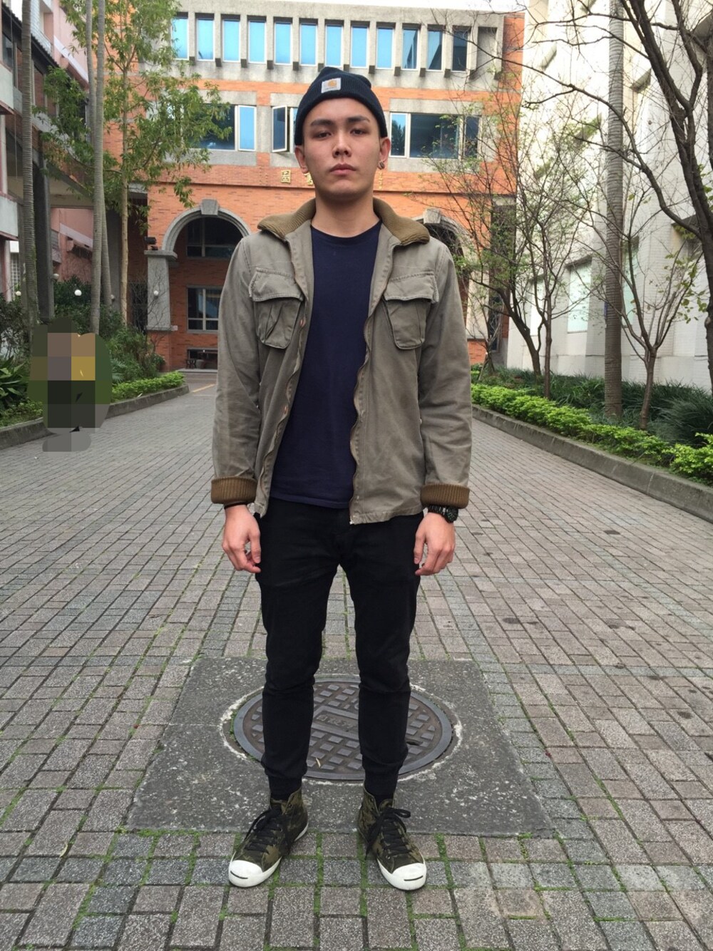 「Carharttのアイテム（ニットキャップ/ビーニー、ブラック系）」を使った、JIMMyさん（メンズ・176cm）の春コーディネートの1枚目の写真