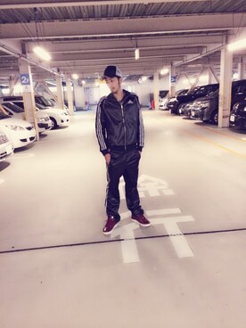 「adidas（アディダス）のアイテム（トップス、ブラック系）」を使った、細澤ほそぴーさん（メンズ・177cm）の冬コーディネート
