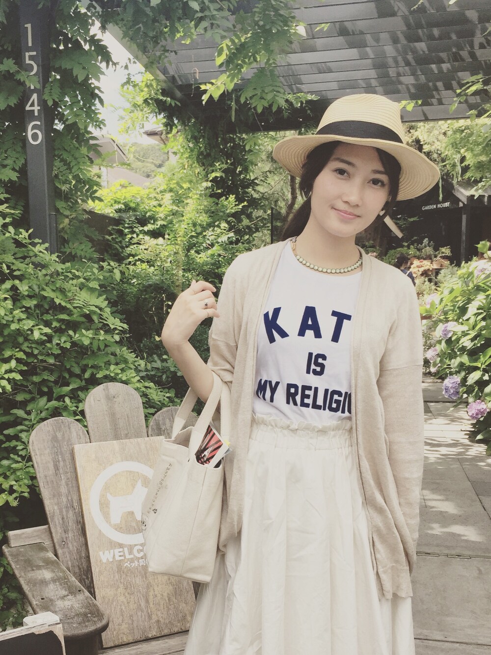 「鎌倉、カフェ、green、庭、白コーデ、カジュアルコーデ、カジュアル、ラフコーデ、ラフスタイル、ラフ」｜「ESTNATIONのアイテム（Tシャツ/カットソー、ホワイト系）」を使った、酒井 景都さん（レディース・160cm）の夏コーディネートの1枚目の写真