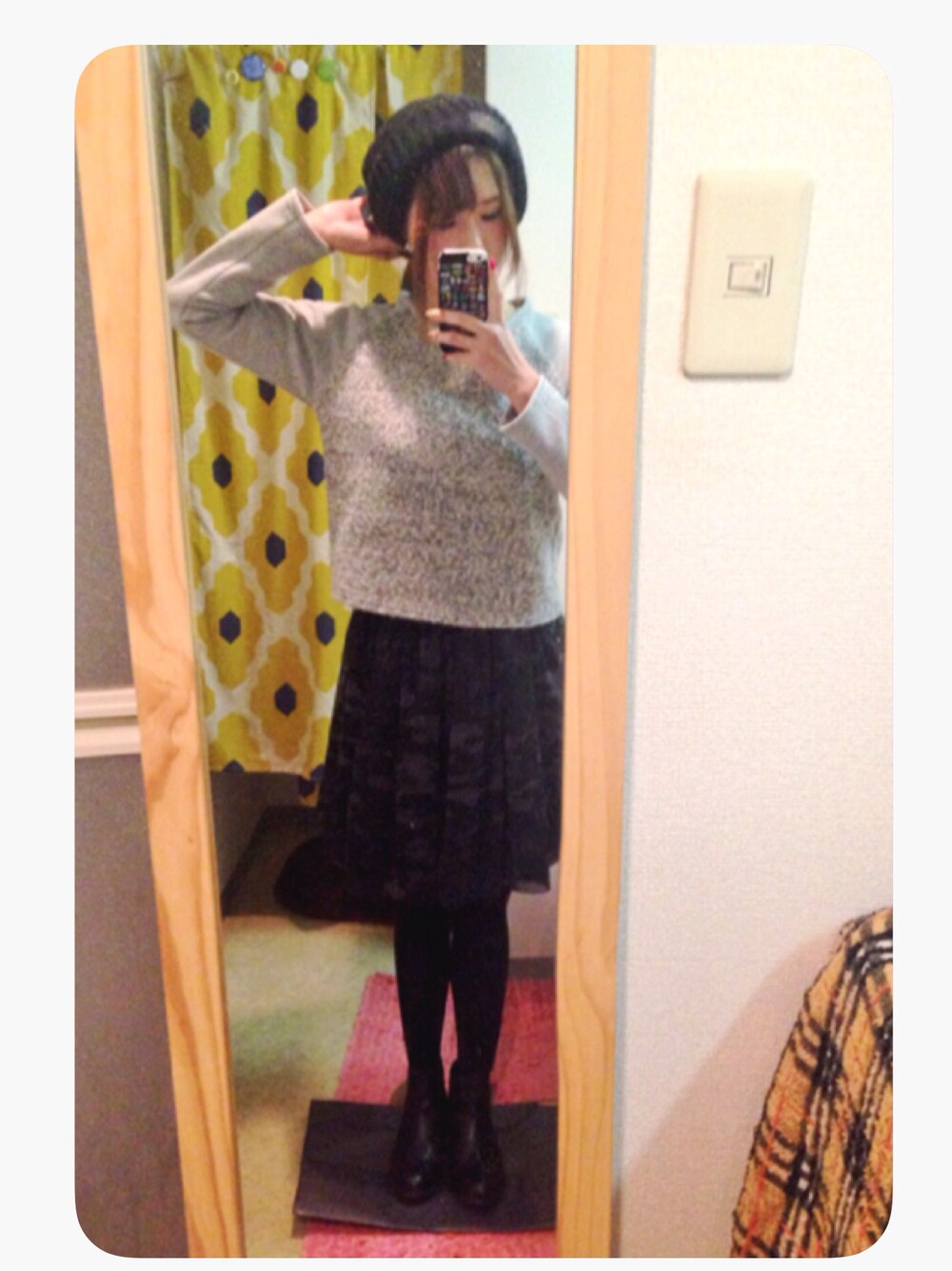 グレー系のニット/セーター、その他のスカート、ブラック系のブーツを着用したレディースの冬コーディネートの1枚目の写真