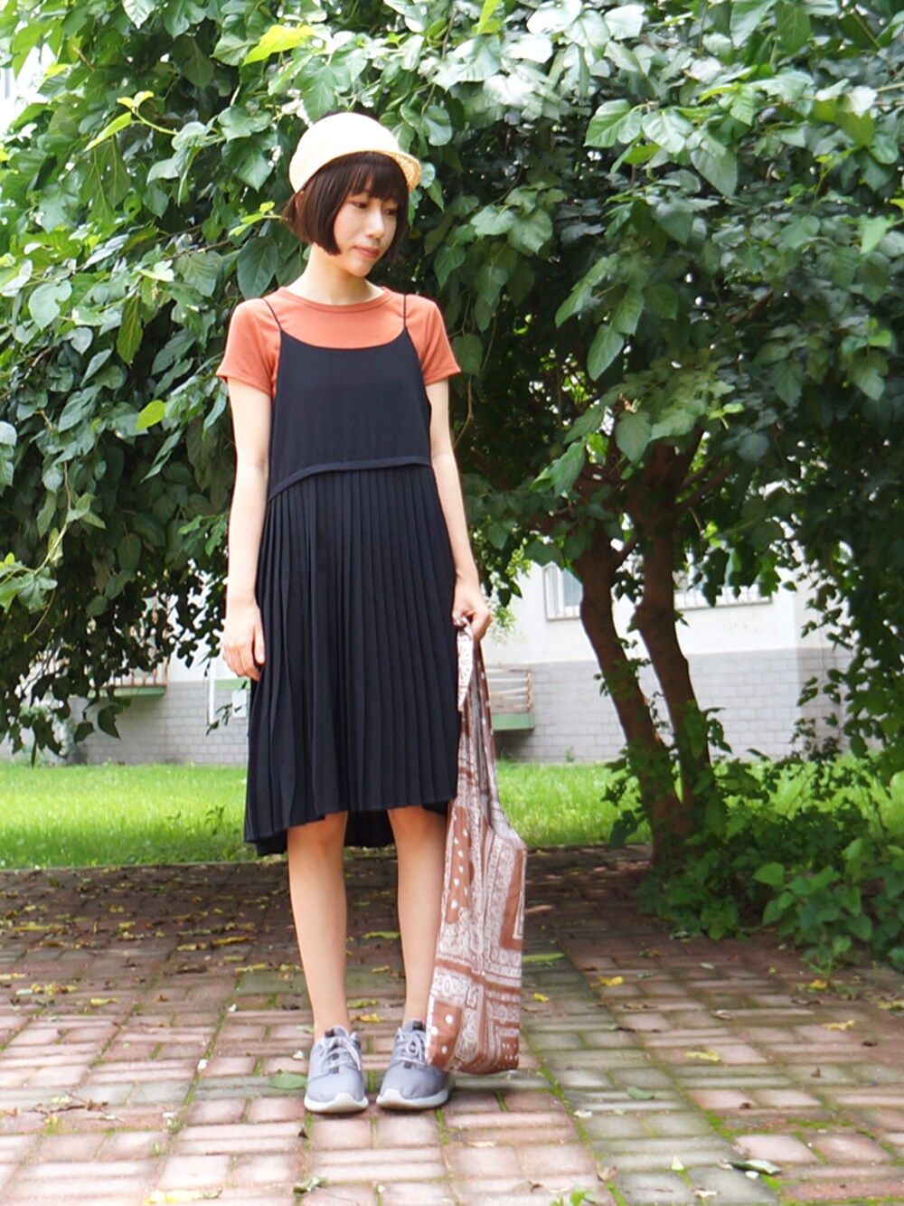 「夏コーデ、休日スタイル、スニーカー、カジュアル、大人カジュアル」｜「UNIQLOのアイテム（Tシャツ/カットソー、オレンジ系）」を使った、nownowさん（レディース・158cm）の夏コーディネートの1枚目の写真