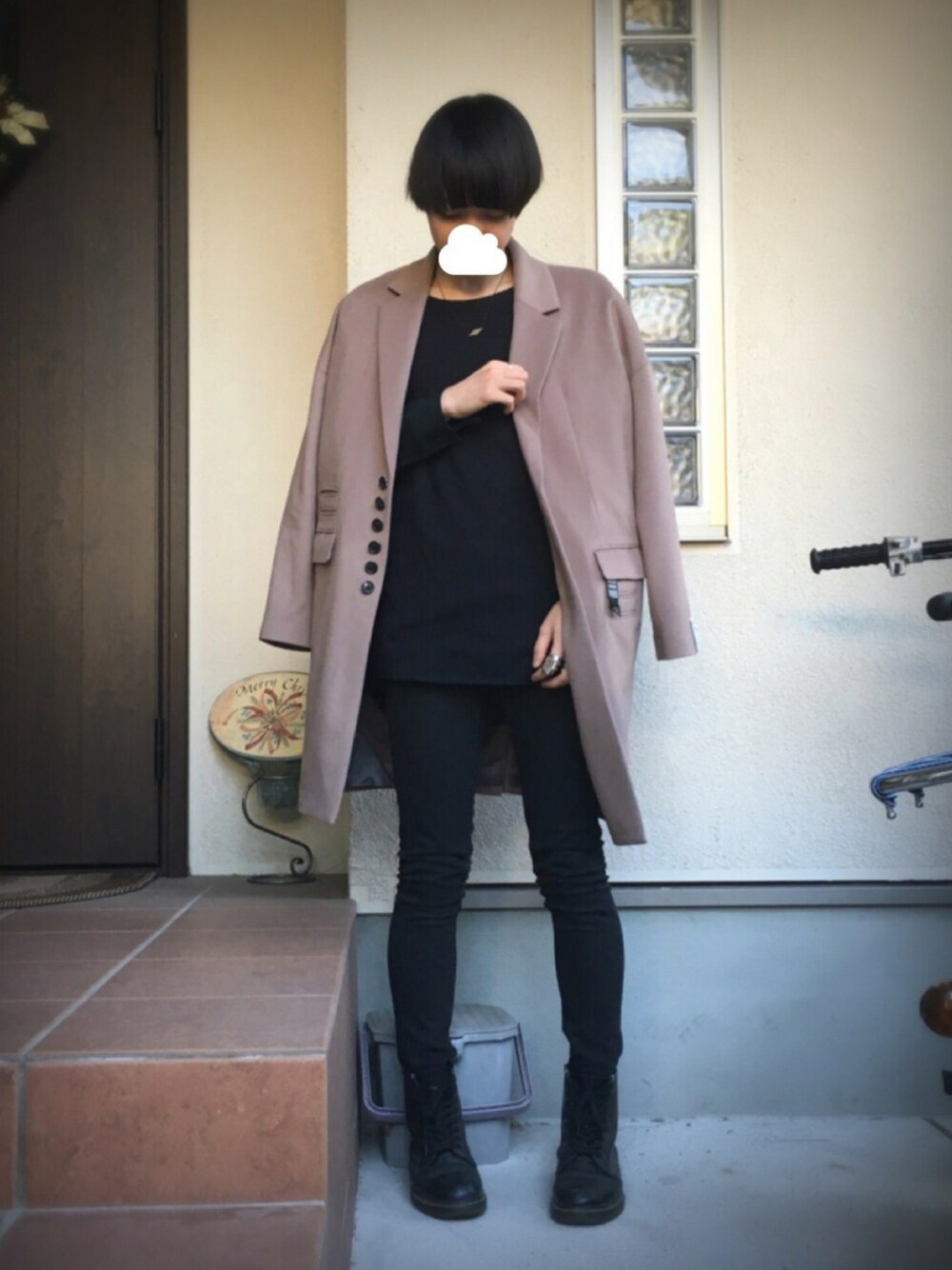 「SHAREEF、Vivienne Westwood、チェスターコート、ウォレットチェーン、Dr.Martens、cheap monday、THE NOVEMBERS、黒、スキニー、Aライン」｜「SHAREEFのCHESTER COAT（チェスターコート、ベージュ系）」を使った、たきのこさん（メンズ・174cm）の秋コーディネートの1枚目の写真