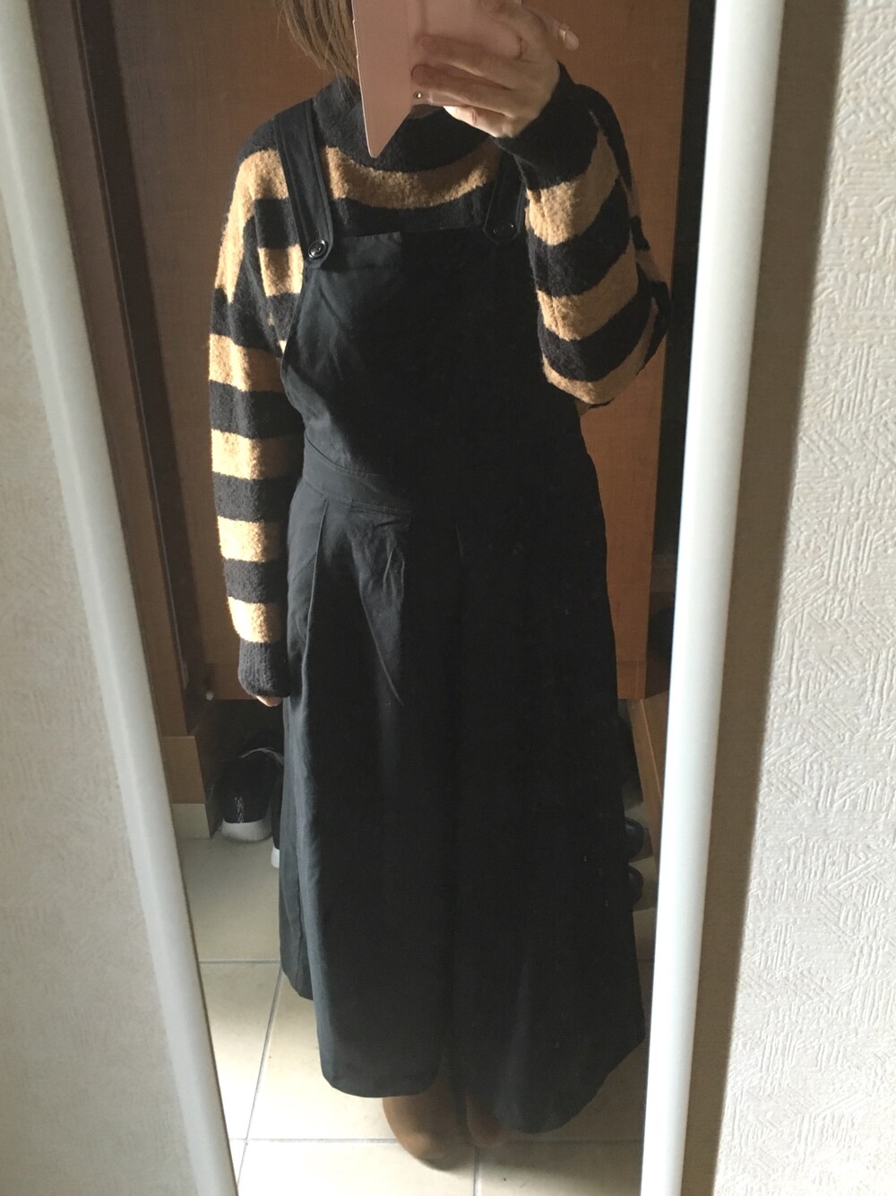 「ラクチンコーデ、ゆるコーデ、ゆったりコーデ、ボーダーニット、サロペット、UGG、ブーツ」｜「LOWRYS FARMのアイテム（ニット/セーター、その他）」を使った、manamiさん（レディース・157cm）の冬コーディネートの1枚目の写真
