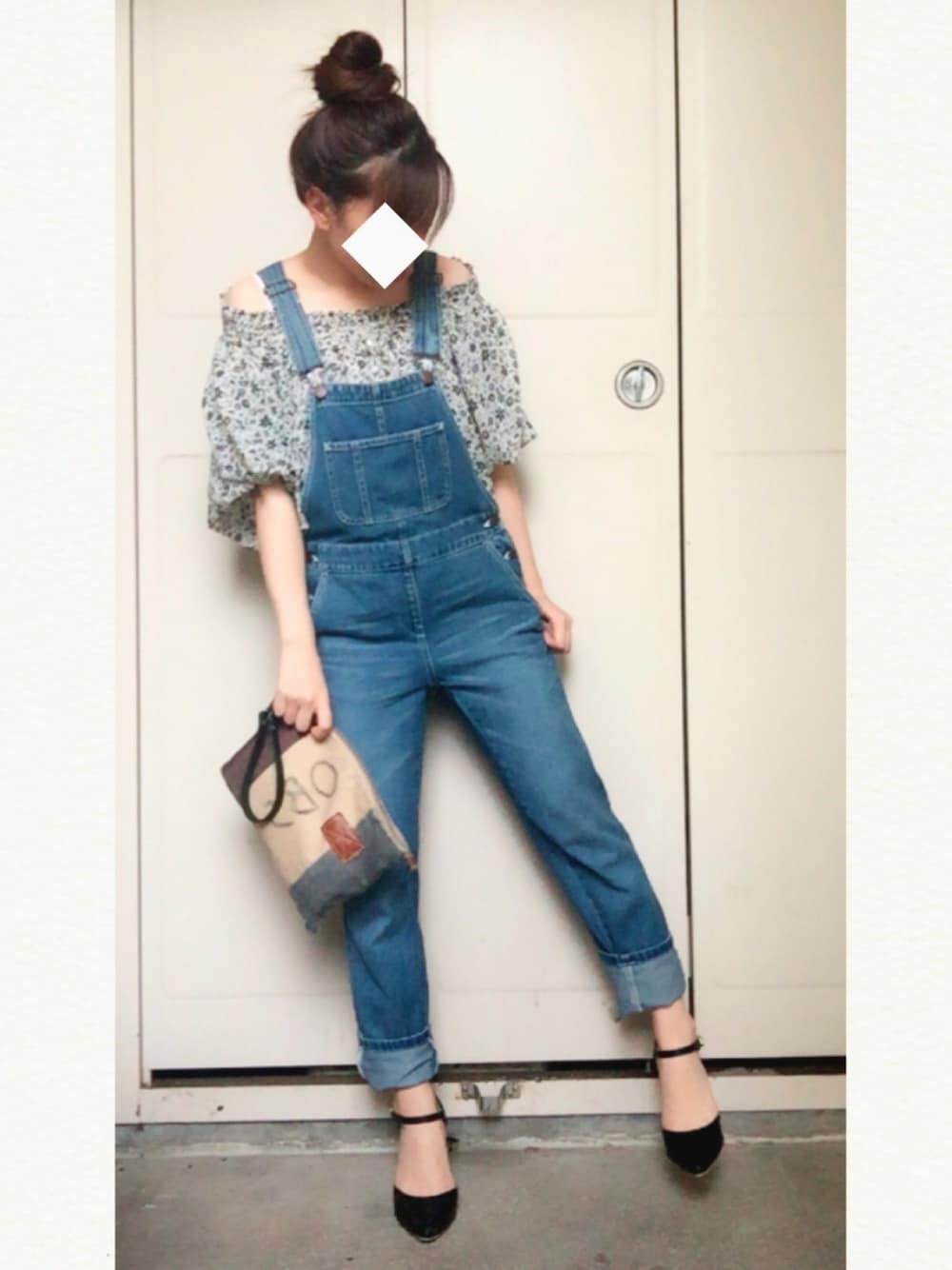 ホワイト系のシャツ/ブラウス、ブルー系のサロペット/オーバーオール、ベージュ系のクラッチバッグを着用したレディースの夏コーディネートの1枚目の写真