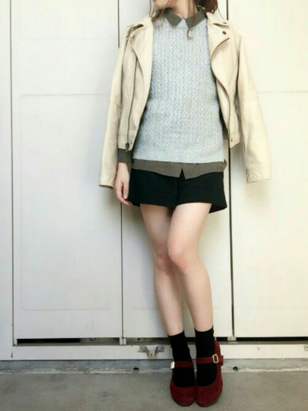 レッド系のパンプス、グリーン系のシャツ/ブラウス、ブラック系のその他パンツを着用したレディースの秋コーディネートの1枚目の写真