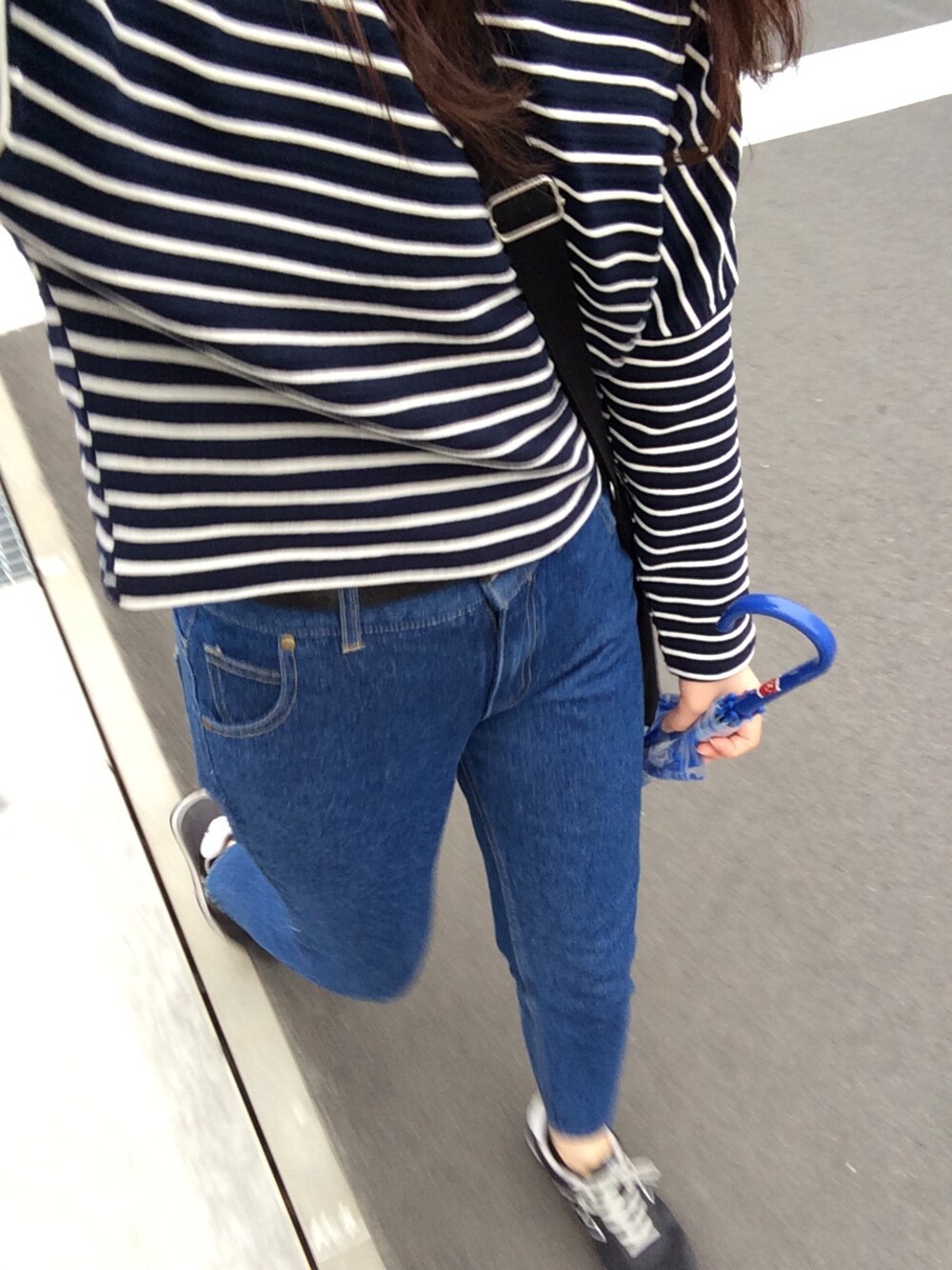 「ジーンズ、パンツ、スニーカー、ニューバランス、ボーダー、シンプル、korea、ショルダーバック、ローリーズファーム(LOWRYS FARM)」｜「NEW BALANCEのアイテム（スニーカー、ブラック系）」を使った、yukiさん（レディース・161cm）の秋コーディネートの1枚目の写真