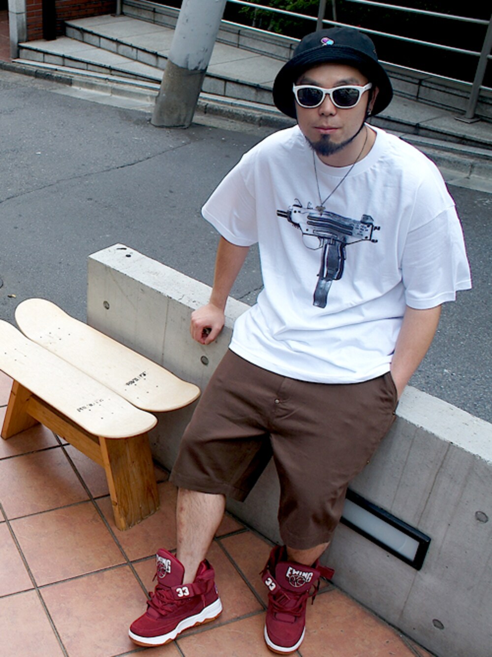「スニーカー、ショートパンツ、lafayette、ストリート、ハット、バケットハット、ewing、Deadline、PRIVILEGE、 A.T.M」｜「A.T.M エーティーエム - PILL BUCKET HAT（ハット、ブラック系）」を使った、PRIVILEGE CREWさん（メンズ・177cm）の春コーディネートの1枚目の写真