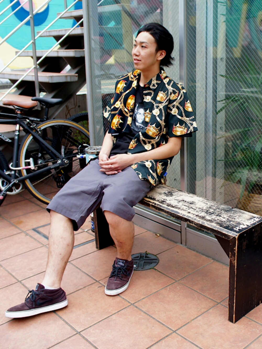 「NIKE、ショートパンツ、lafayette、タオル、シャツスタイル、PRIVILEGE」｜「LafayetteのCOAST TO COAST SHIRT（シャツ/ブラウス、ブラック系）」を使った、PRIVILEGE CREWさん（メンズ・178cm）の春コーディネートの1枚目の写真