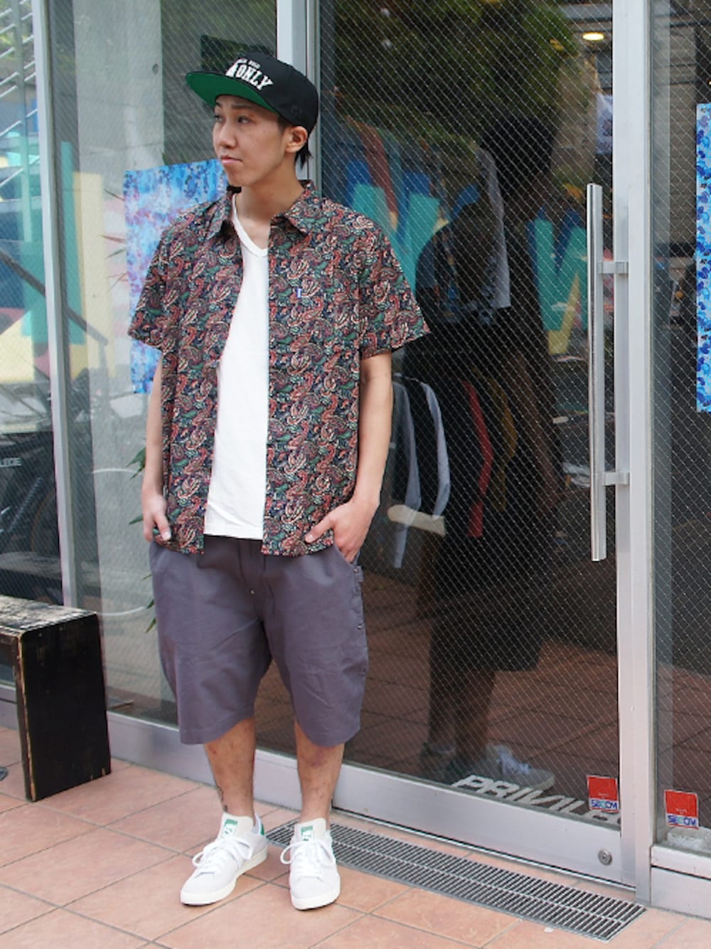 「キャップ、adidas、lafayette、Vネック、 ストリート、ショーツ、シャツスタイル、PRIVILEGE、 ACAPULCO GOLD」｜「ACAPULCO GOLDのACAPULCO GOLD アカプルコゴールド - Cash Only 5 Panel Snap back Cap（キャップ、ブラック系）」を使った、PRIVILEGE CREWさん（メンズ・178cm）の春コーディネートの1枚目の写真