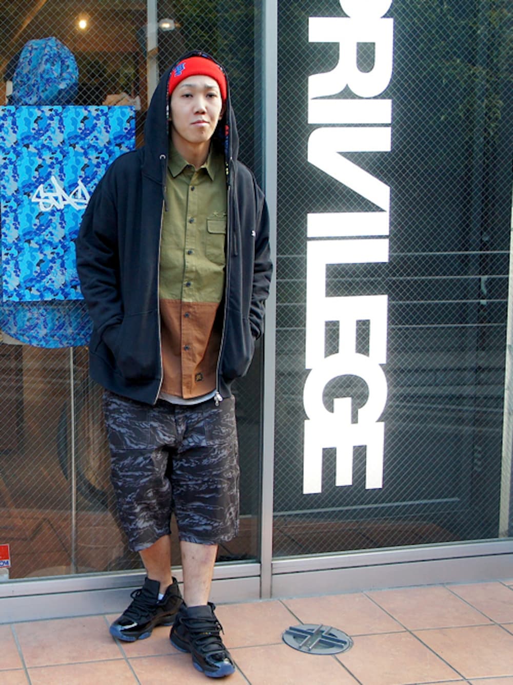「NIKE、カモフラ、パーカー、lafayette、ショーツ、シャツスタイル、PRIVILEGE」｜「LafayetteのSEPARATE 2TONE TWILL SHIRT（シャツ/ブラウス、グリーン系）」を使った、PRIVILEGE CREWさん（メンズ・178cm）の春コーディネートの1枚目の写真