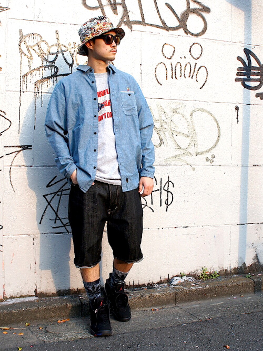 「lafayette、シャンブレーシャツ、ハット、デニムシャツ、ロールアップ、デニムショートパンツ、シャツスタイル、バケットハット、Deadline、PRIVILEGE」｜「LafayetteのSELVAGE COKE CHAMBRAY SHIRT（シャツ/ブラウス、ブルー系）」を使った、PRIVILEGE CREWさん（メンズ・168cm）の夏コーディネートの1枚目の写真