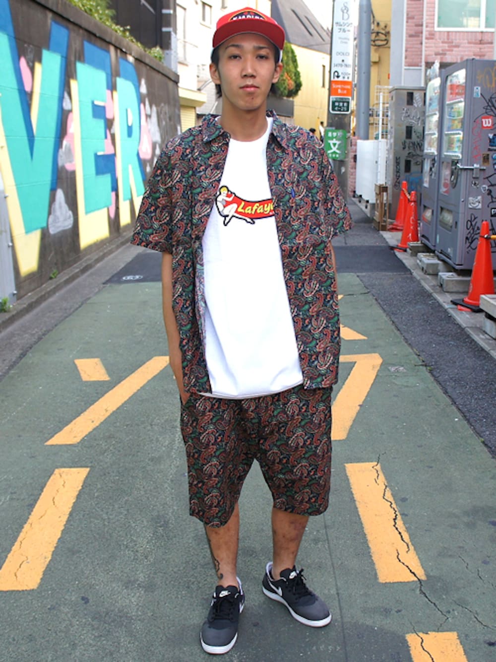 「セットアップ、NIKE、ペイズリー柄、lafayette、メッシュキャップ、シャツスタイル、白Tシャツ、PRIVILEGE」｜「LafayetteのLOCAL PATTERN SHIRT（シャツ/ブラウス、ブラウン系）」を使った、PRIVILEGE CREWさん（メンズ・178cm）の夏コーディネートの1枚目の写真