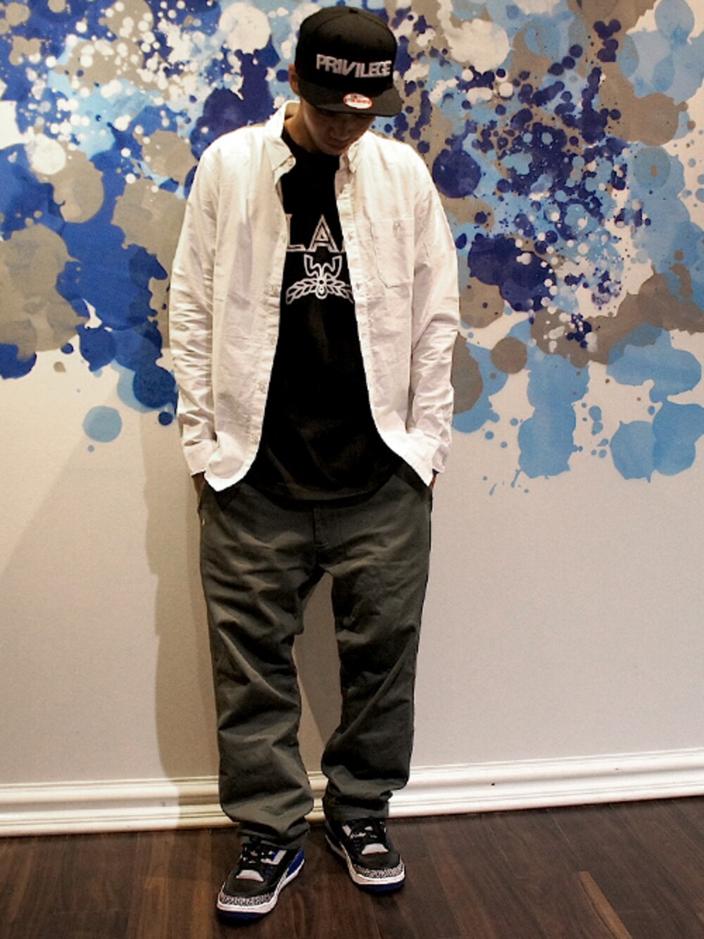 「白シャツ、カモフラ、lafayette、レイヤードスタイル、スナップバック、シャツスタイル、黒Tシャツ、カモフラシャツ、PRIVILEGE」｜「PRIVILEGEのPRIVILEGE プリビレッジ CORE LOGO NEW ERA 9FIFTY SNAPBACK CAP（キャップ、ブラック系）」を使った、PRIVILEGE CREWさん（メンズ・177cm）の夏コーディネートの1枚目の写真