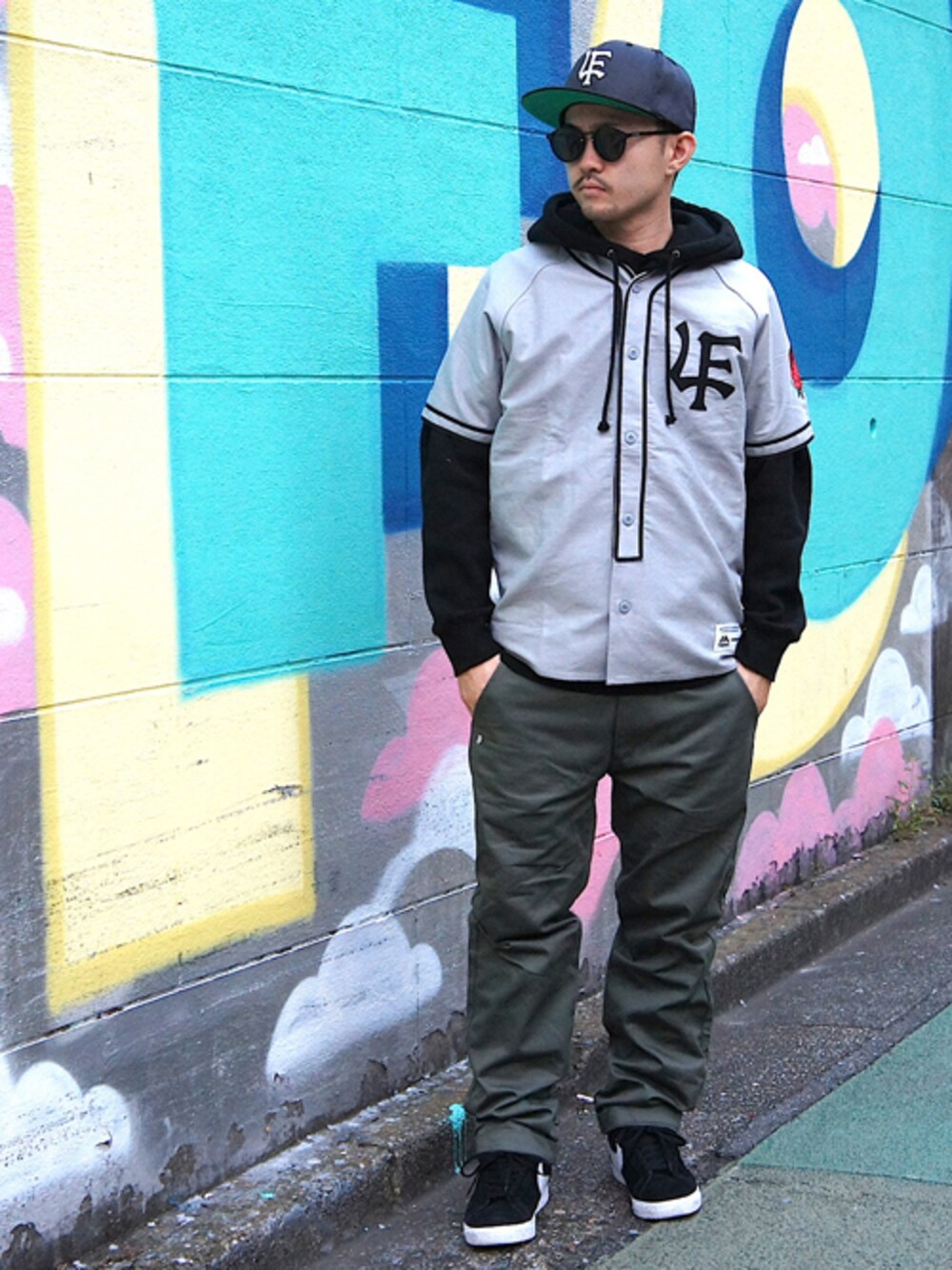 「レイヤード、lafayette、スポーツミックス、スナップバック、ベースボールシャツ、Deadline、PRIVILEGE」｜「LafayetteのLafayette × MAJESTIC CLASSIC BASEBALL SHIRT（シャツ/ブラウス、グレー系）」を使った、PRIVILEGE CREWさん（メンズ・168cm）の秋コーディネートの1枚目の写真
