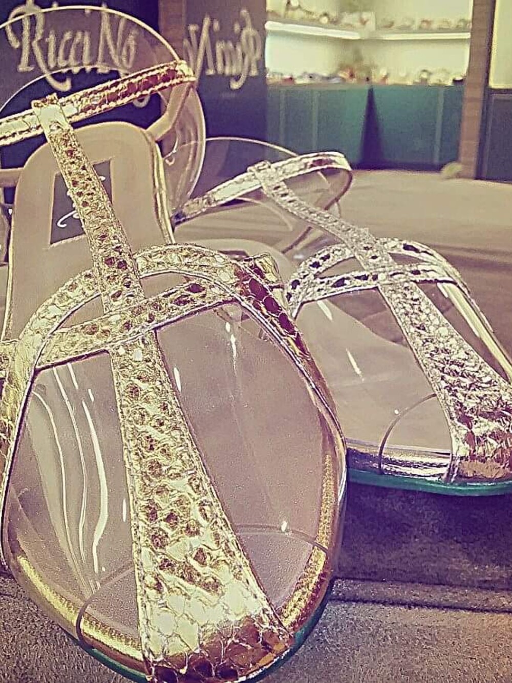 「Riccino、shoes、metallicshoes、metallictrends、wearsg、wearista、beauty、pythonskin、fashiontrends、sandals」｜「Riccinoのアイテム（サンダル、ゴールド系）」を使った、Vanessa Emily Qさん（レディース・170cm）の夏コーディネートの1枚目の写真
